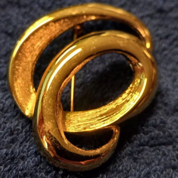 Vintage Napier Swirling Circle Gold Tone Metal Brooch Cottagecore Grandmacore - Picture 1 of 6